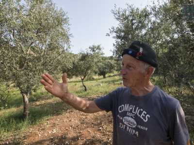 Pi� avanti un altro coltivatore sta sistemando la sua terra. Lui � qui dal 1985 e da allora continua a rendere fertile questa terra, nonostante i frequenti incendi estivi e soprattutto le piene della lama durante i temporali invernali
